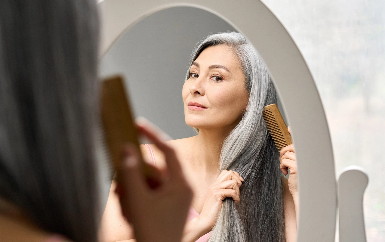 Come eliminare i capelli bianchi con quattro ingredienti naturali: la tinta fai-da-te che funziona Immagine selezionata