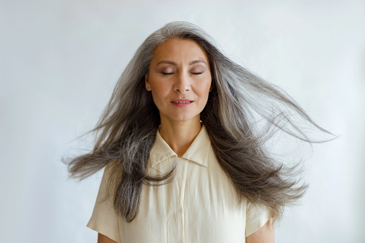 Come eliminare i capelli bianchi con quattro ingredienti naturali: la tinta fai-da-te che funziona Immagine selezionata