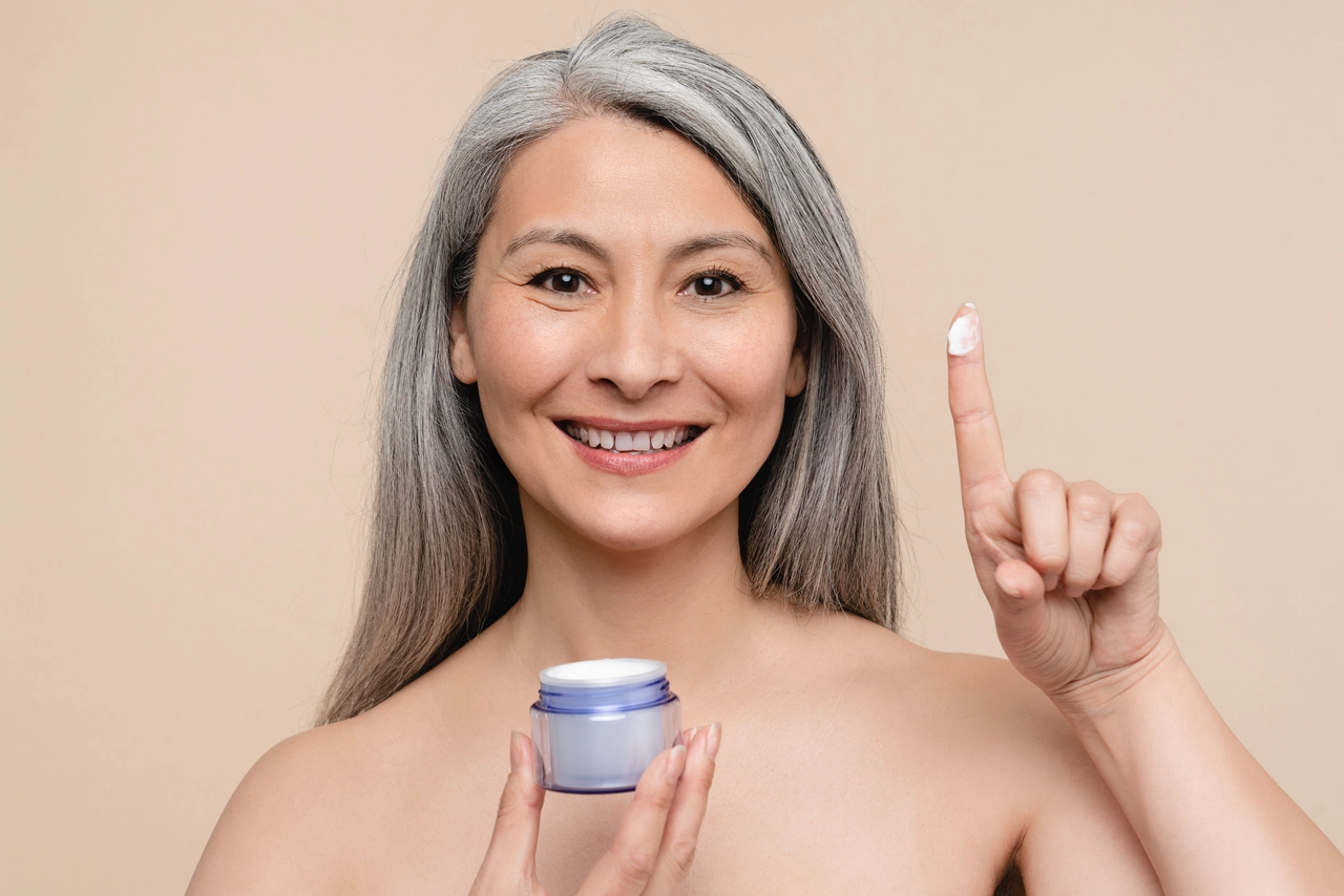 Come eliminare i capelli bianchi con quattro ingredienti naturali: la tinta fai-da-te che funziona Immagine selezionata