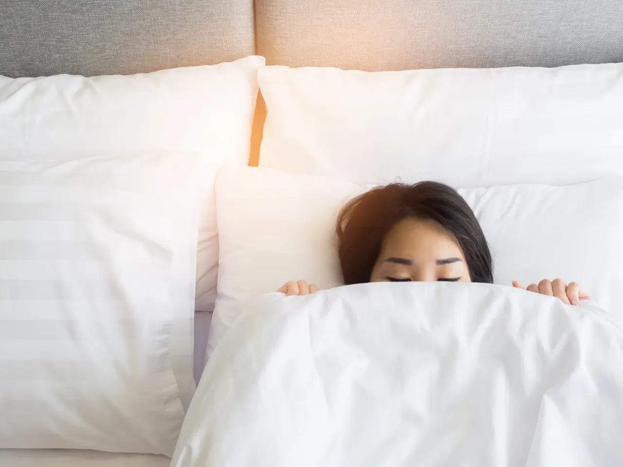 Dormire con un piede fuori dalle coperte: ecco perché lo facciamo tutti (la scienza lo conferma)