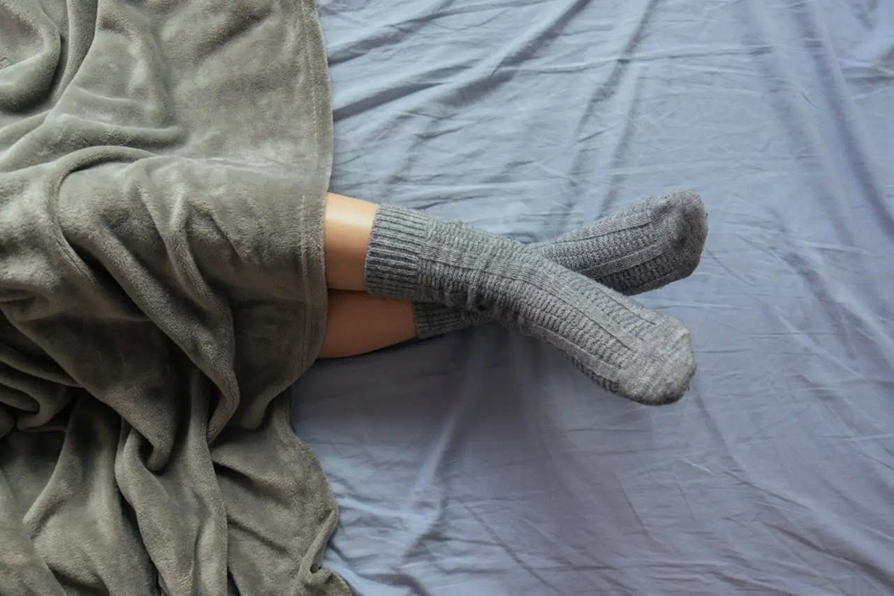 Dormire con un piede fuori dalle coperte: ecco perché lo facciamo tutti (la scienza lo conferma) Immagine selezionata