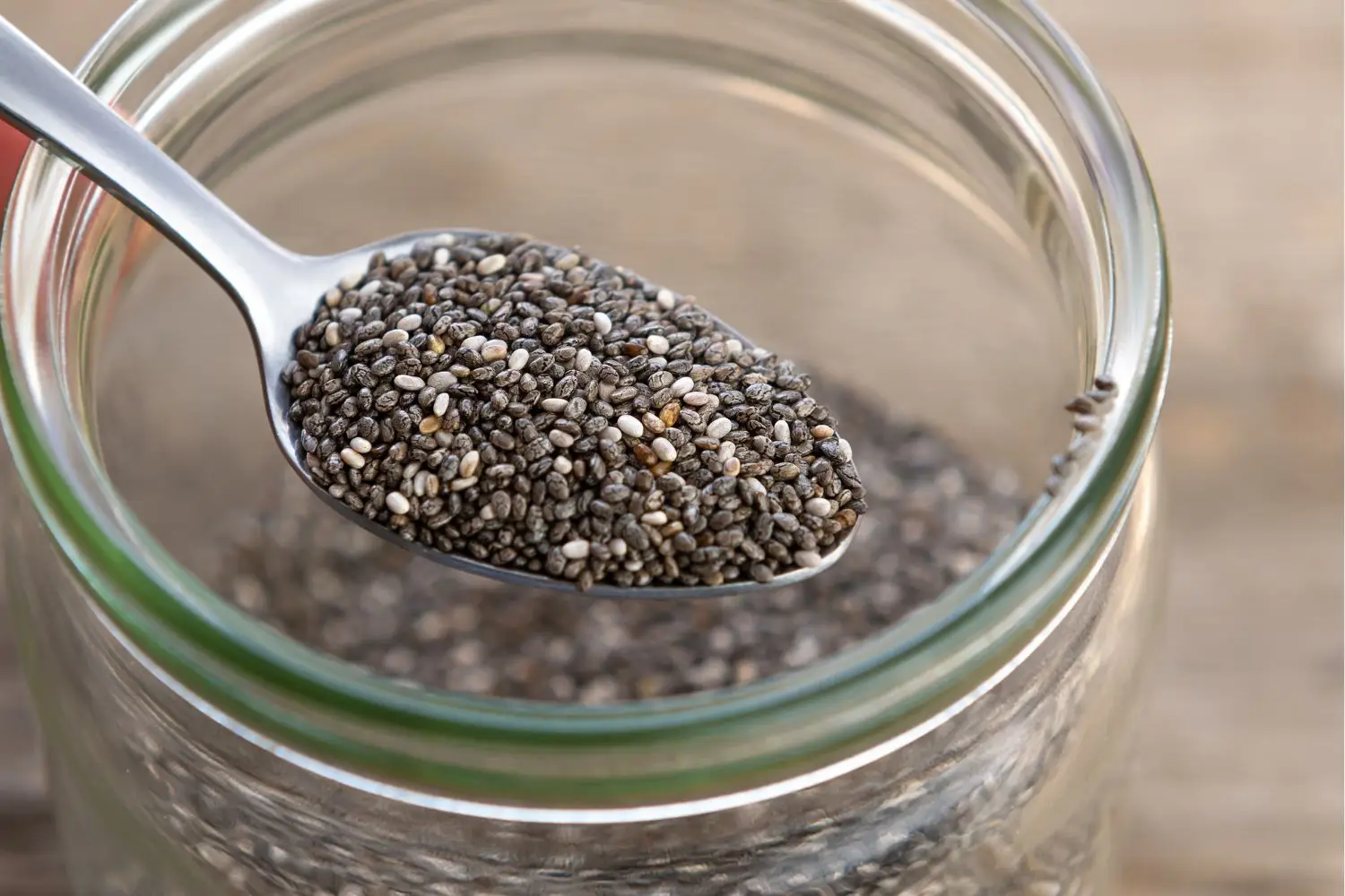 Acqua e semi di chia aiutano davvero a perdere grasso addominale cosa dicono gli esperti Immagine selezionata