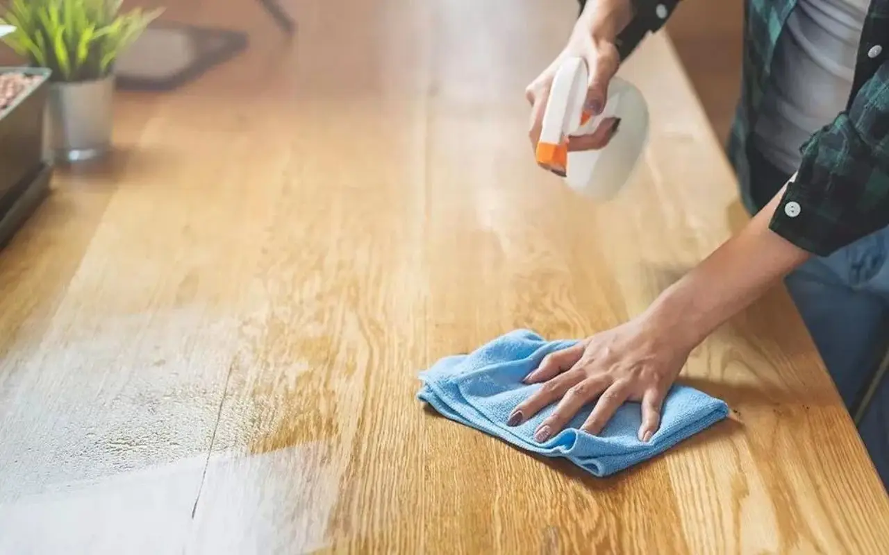 Non usare mai questo prodotto sul parquet: ecco come rovina tutto Immagine selezionata