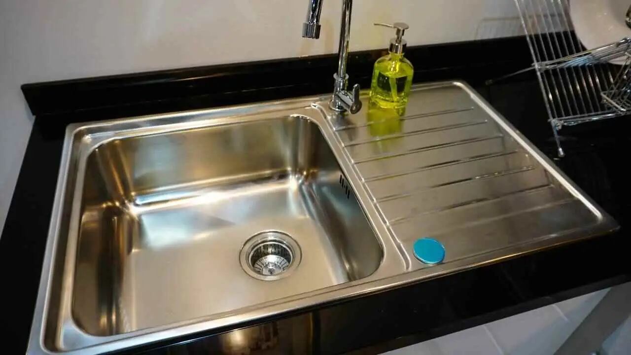 Guida rapida per pulire e igienizzare il lavello in acciaio Immagine selezionata