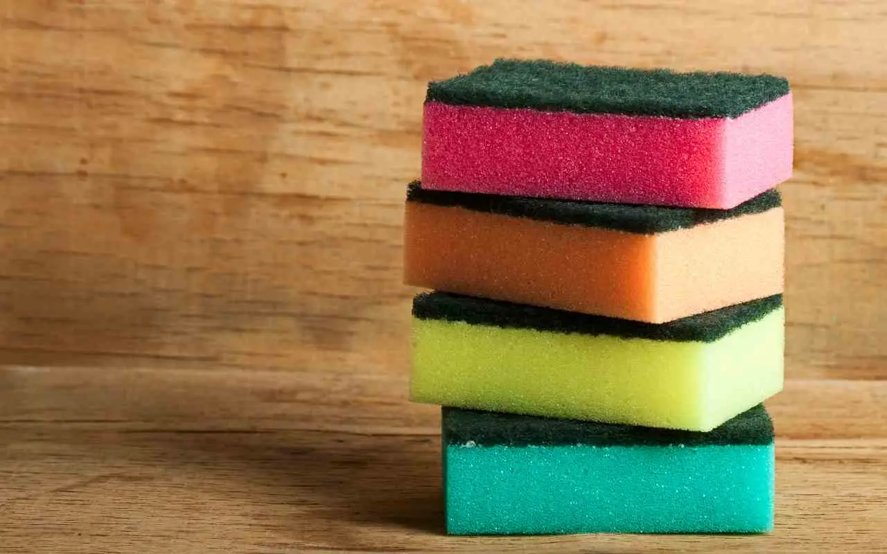 I metodi più efficaci per disinfettare le spugne da cucina Immagine selezionata