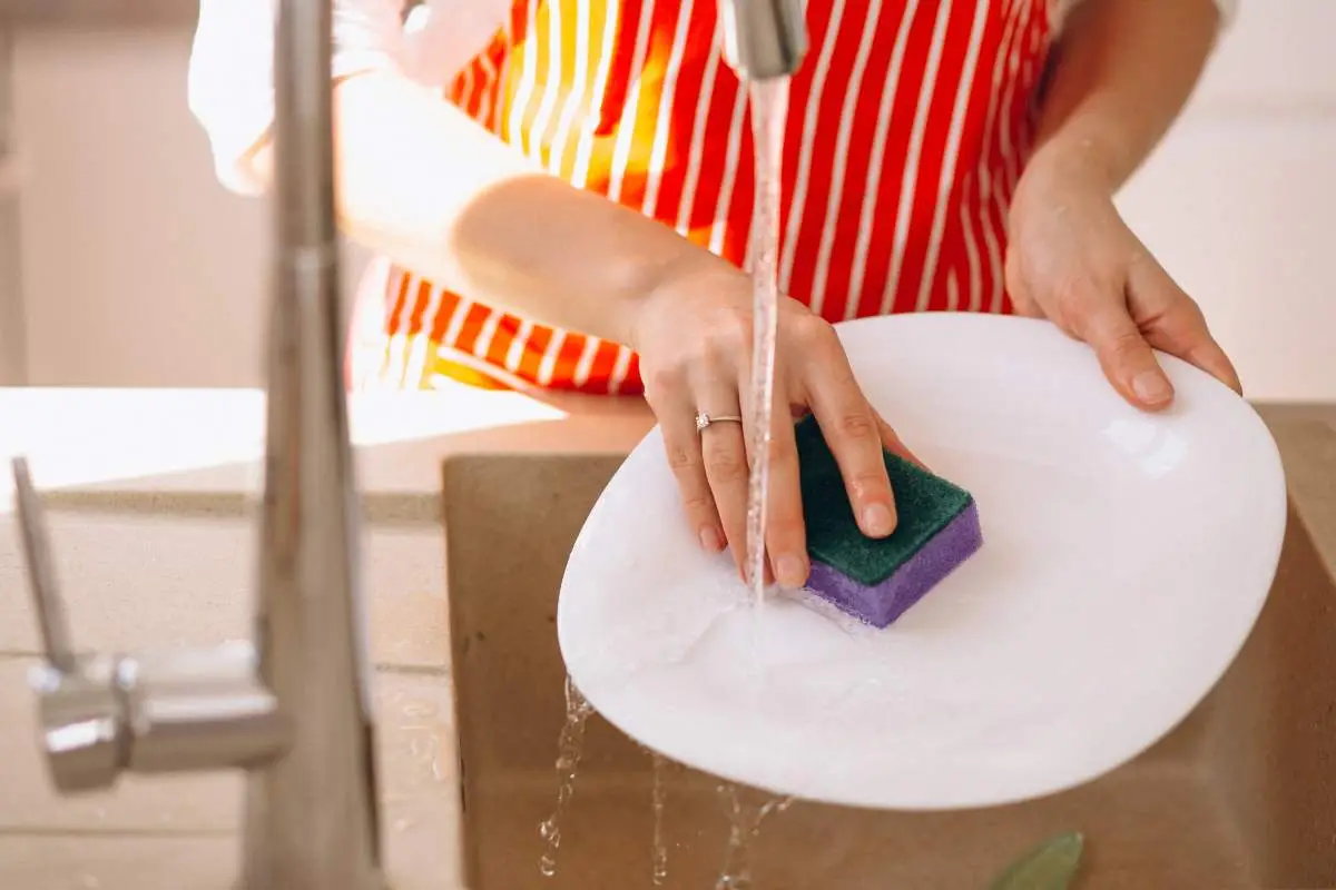 I metodi più efficaci per disinfettare le spugne da cucina Immagine selezionata