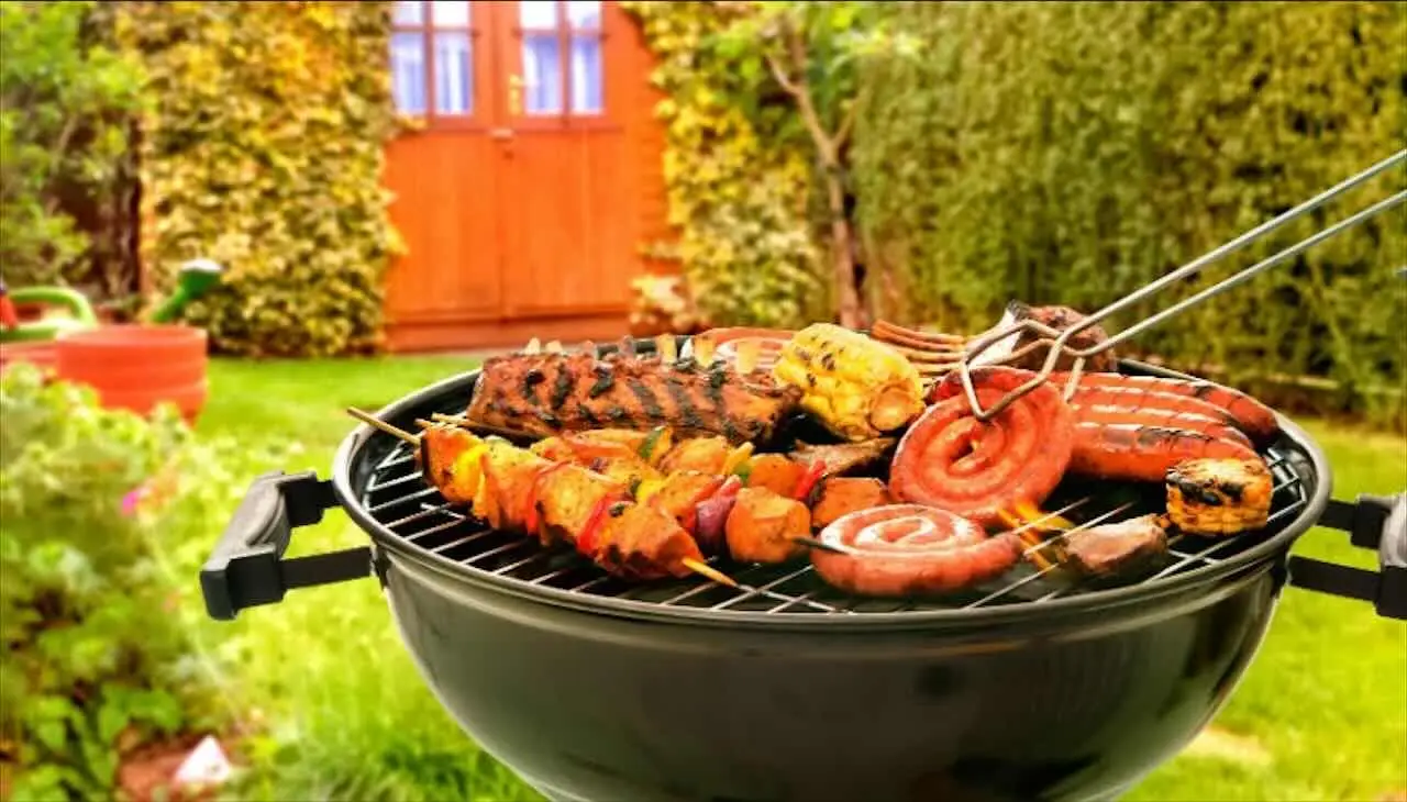 Come dovresti pulire il barbecue prima della stagione estiva Immagine selezionata