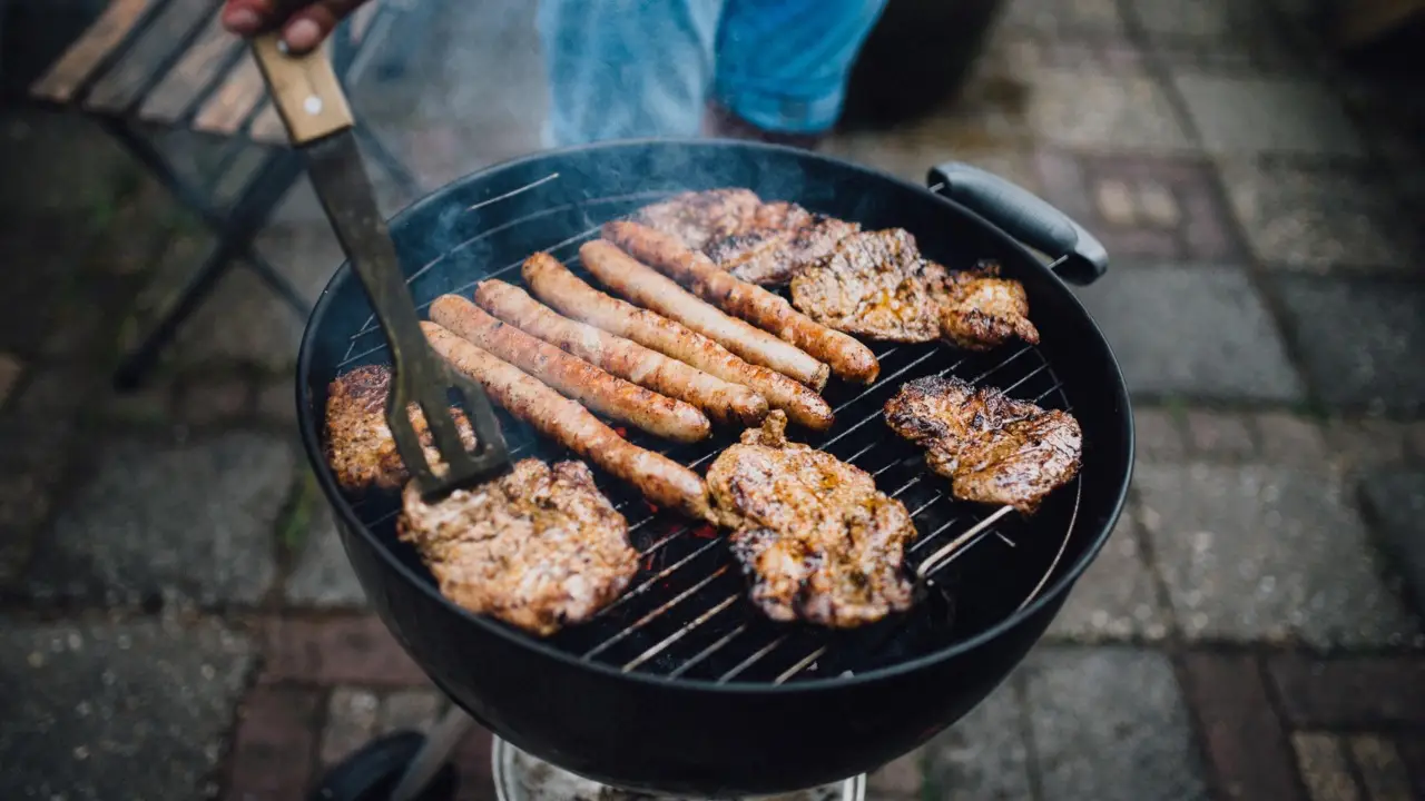 Come dovresti pulire il barbecue prima della stagione estiva Immagine selezionata