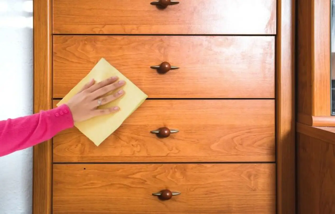 Come rimuovere i residui degli adesivi dalle superfici lisce