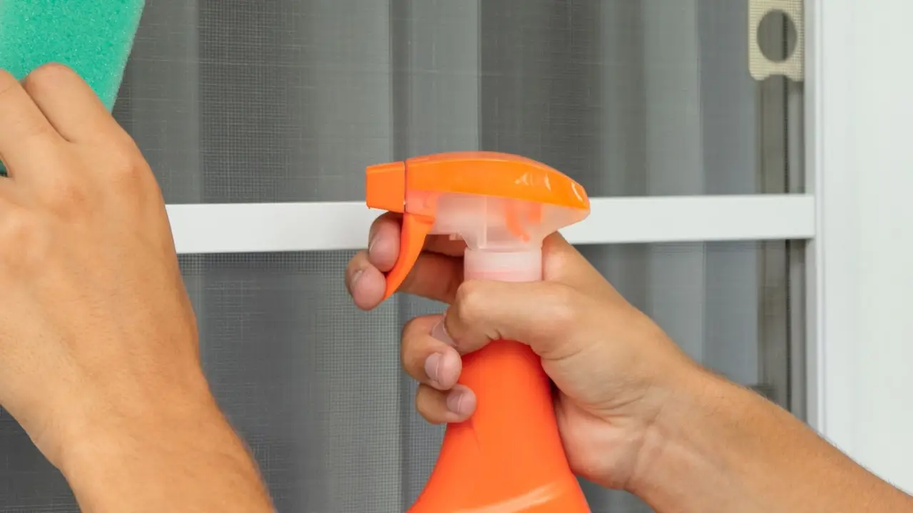 Il metodo più efficace per pulire le zanzariere, migliora la ventilazione e ne allunga la durata Immagine selezionata