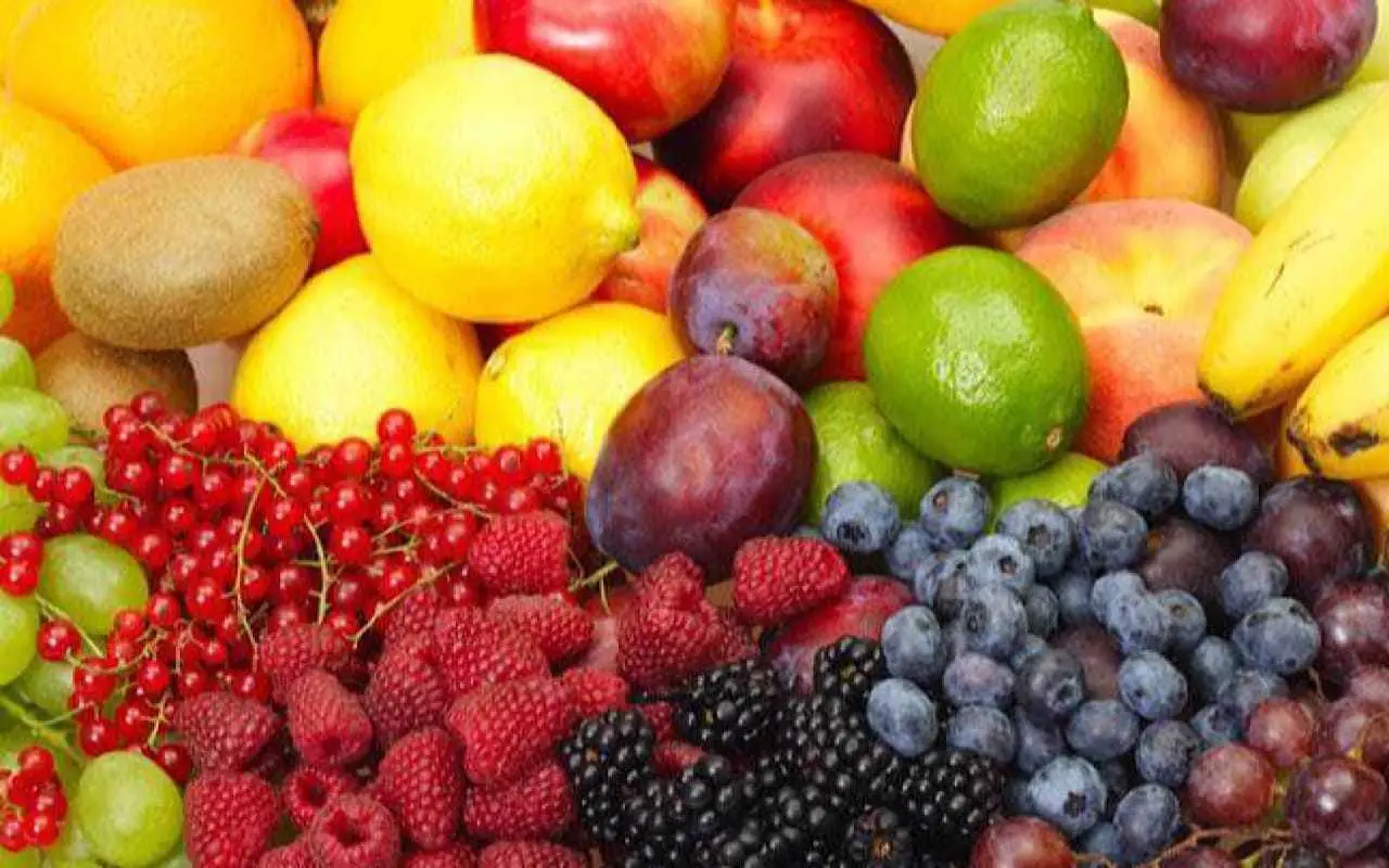 Perché è meglio non consumare grandi quantità di frutta in un unico pasto?